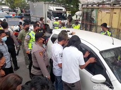 Polisi Kepung Sebuah Mobil di Tengah Jalanan Brebes, Ada Apa?