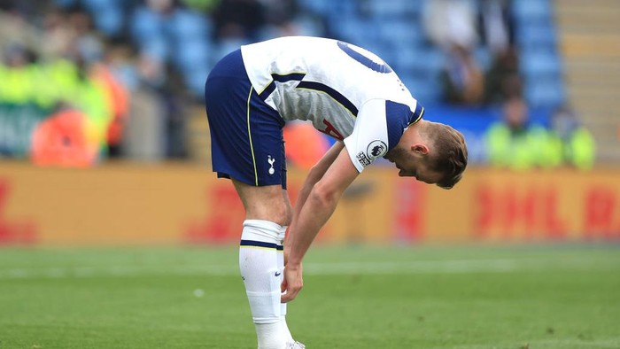 LEICESTER, ENGLAND - MAY 23: Harry Kane of Tottenham Hotspur looks dejected during the Premier League match between Leicester City and Tottenham Hotspur at The King Power Stadium on May 23, 2021 in Leicester, England. A limited number of fans will be allowed into Premier League stadiums as Coronavirus restrictions begin to ease in the UK. (Photo by Mike Egerton - Pool/Getty Images)
