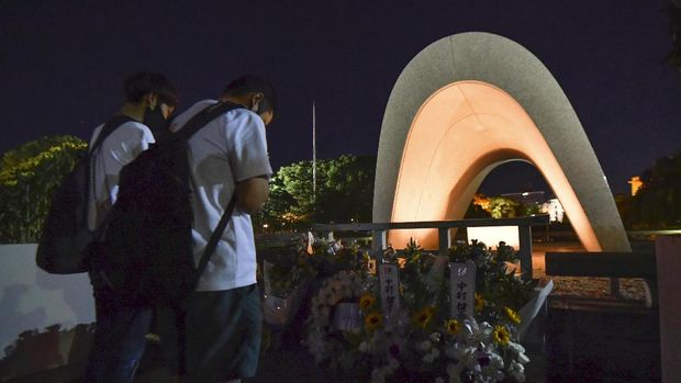 Hiroshima Peace Memorial People pray in front of the cenotaph for the victims of the 1945 atomic bombing, on the 76th anniversary of the world's first atomic bombing, at Peace Memorial Park in Hiroshima, Japan, August 6, 2021. Mandatory credit Kyodo/via REUTERS ATTENTION EDITORS - THIS IMAGE WAS PROVIDED BY A THIRD PARTY. MANDATORY CREDIT. JAPAN OUT. NO COMMERCIAL OR EDITORIAL SALES IN JAPAN.