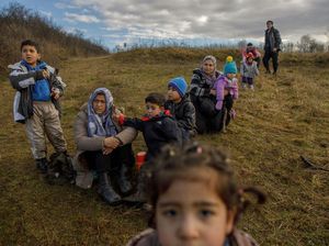 Derita Warga Afghanistan: Terdesak Taliban-Ditangkap di Perbatasan