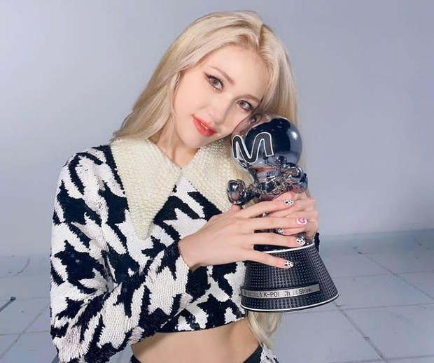 (Jeon Somi berhasil bawa pulang Throphy untuk Dumb Dumb/Foto: instagram.com/somsomi0309) Jeon Somi berhasil bawa pulang Throphy untuk Dumb Dumb/Foto: instagram.com/somsomi0309