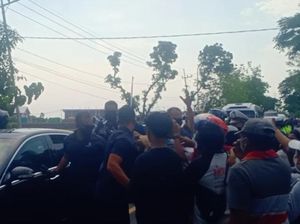 Senangnya Warga Madiun Dapat Kaus Bergambar Jokowi dari Presiden Senangnya Warga Madiun Dapat Kaus Bergambar Jokowi dari Presiden