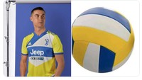 Ini salah satu jersey Juventus yang disama-samakan dengan bola voli. Pemilihan warnanya memang sama. (Foto: Twitter)