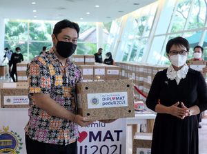 Kemlu Bagikan Sembako & Bangun Jembatan Lewat Program Diplomat Peduli