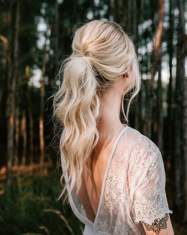 Loose ponytail/pinterest.com/bhldnweddings Tampilan gaya rambut pengantin loose ponytail.