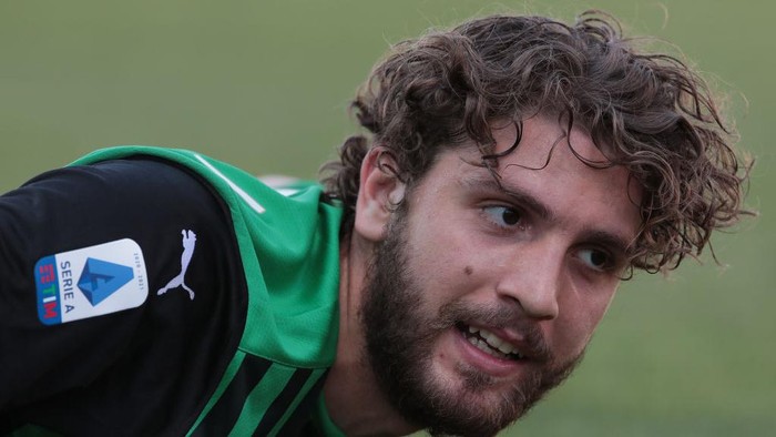 REGGIO NELLEMILIA, ITALY - MAY 02:  Manuel Locatelli of US Sassuolo looks on during the Serie A match between US Sassuolo and Atalanta BC at Mapei Stadium - Città del Tricolore on May 02, 2021 in Reggio nellEmilia, Italy. Sporting stadiums around Italy remain under strict restrictions due to the Coronavirus Pandemic as Government social distancing laws prohibit fans inside venues resulting in games being played behind closed doors. (Photo by Emilio Andreoli/Getty Images)