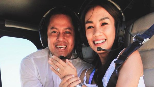 Momen Romantis Melanie Putria Dilamar Kekasih di Helikopter