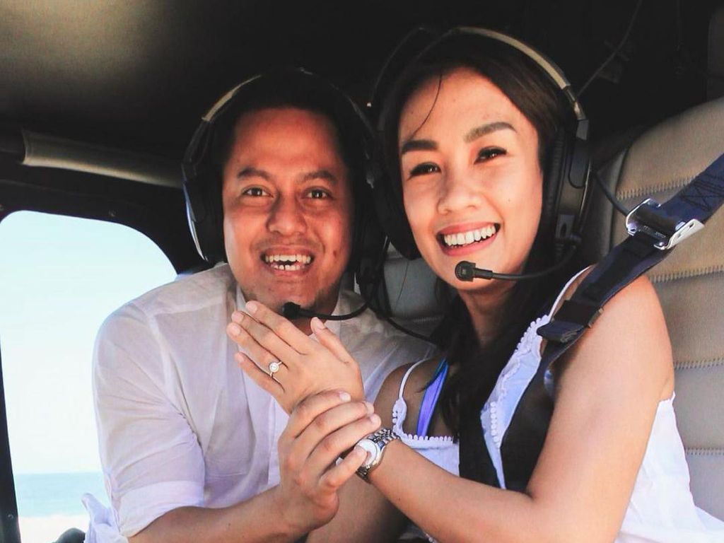 Momen Romantis Melanie Putria Dilamar Kekasih di Helikopter