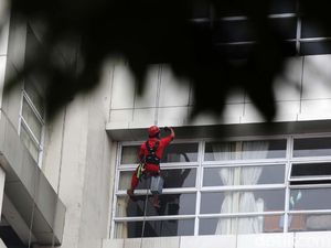 Melihat Aksi Pembersih Kaca Gedung Tinggi