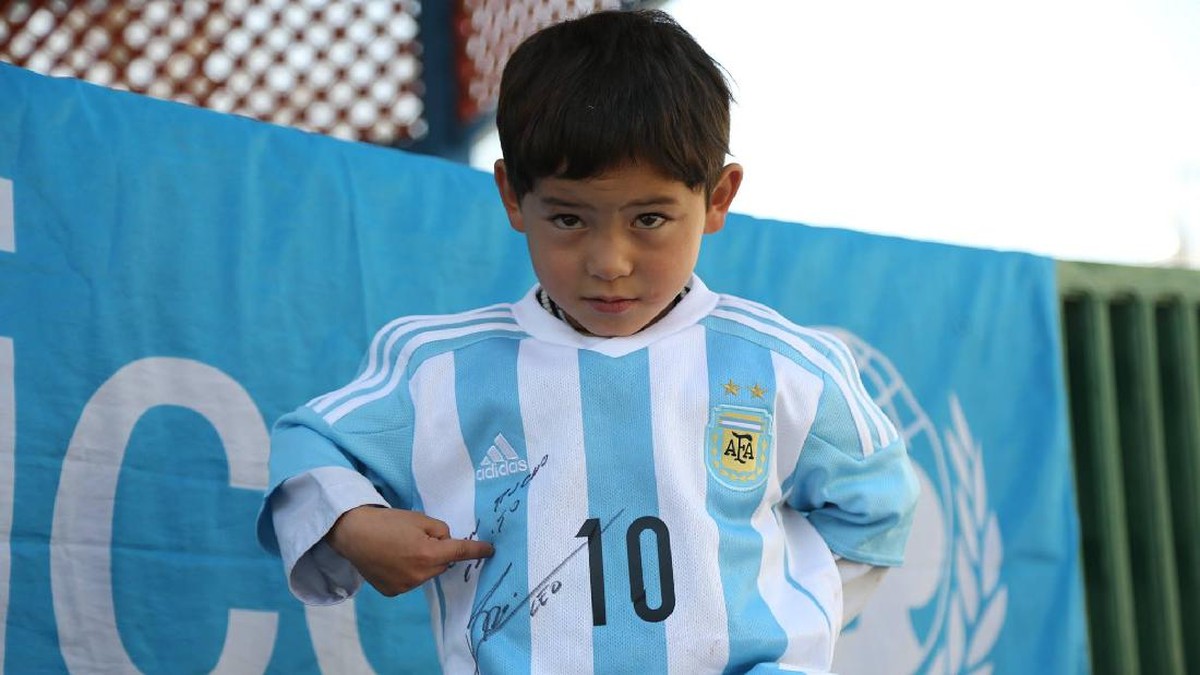 Murtaza Ahmadi, bocah Afghanistan yang viral karena pakai jersey Lionel Messi dari plastik. (Foto: dok. UNICEF)