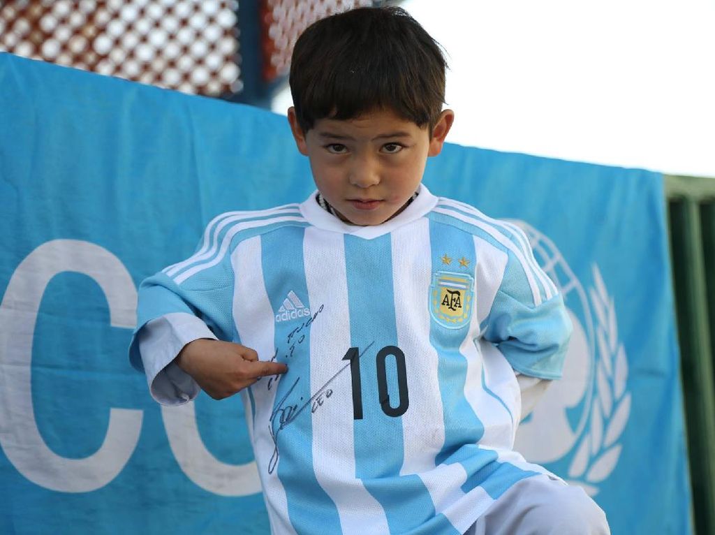 Apa Kabar Bocah Afghanistan yang Pakai Jersey Plastik Messi?