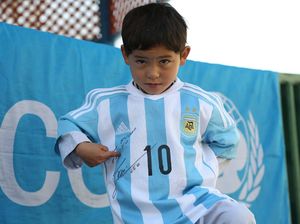 Bocah Afghanistan Pemakai Jersey Plastik Messi Ingin ke Tempat Aman Bocah Afghanistan Pemakai Jersey Plastik Messi Ingin ke Tempat Aman