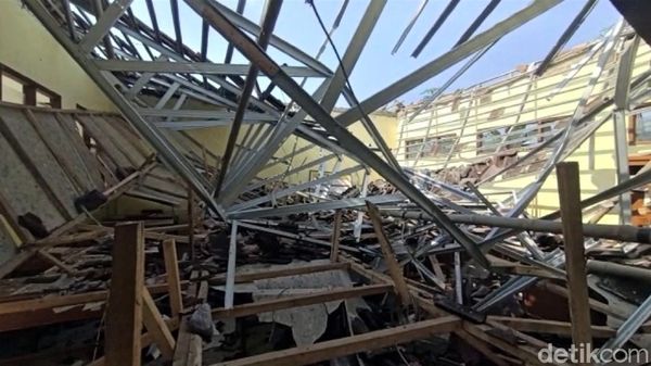Ngeri! Begini Penampakan Gedung Sekolah yang Ambruk di Sukabumi