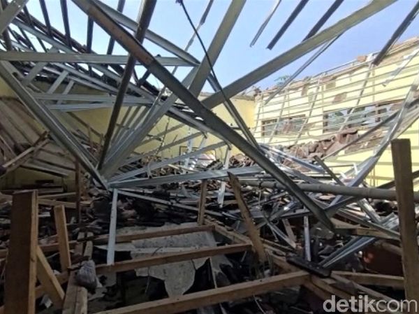 Ngeri! Begini Penampakan Gedung Sekolah yang Ambruk di Sukabumi