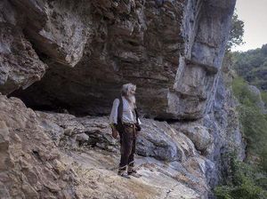 Manusia Gua Turun Gunung Demi Vaksin Covid-19