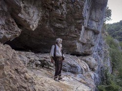 Manusia Gua Turun Gunung Demi Vaksin Covid-19
