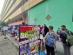 Pengunjung Tak Boleh Masuk Hi-Tech Mall Surabaya, Pedagang Jualan di Luar