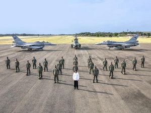 Jokowi Apresiasi Tim Penerbang TNI AU Pengibar Bendera Merah-Putih Raksasa