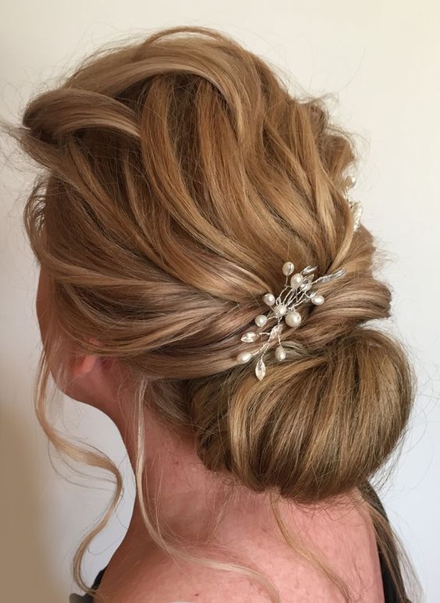 Relaxed updo/pinterest.com/cassieerickson Tampilan gaya rambut pengantin relaxed updo.