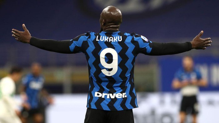 MILAN, ITALY - APRIL 07: Romelu Lukaku of FC Internazionale gestures during the Serie A match between FC Internazionale and US Sassuolo at Stadio Giuseppe Meazza on April 07, 2021 in Milan, Italy. (Photo by Marco Luzzani/Getty Images)
