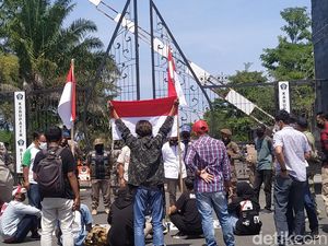 Sejumlah Anak Muda di Blitar Gelar Aksi Damai soal Bansos