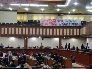 Spanduk Pecat Nova Dibentangkan di Tengah Rapat Paripurna DPR Aceh