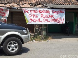Spanduk-spanduk Protes Jalan Rusak di Boyolali, Dalane Koyo Donat, Bolong!
