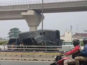 Truk Polisi Rombongan Relawan Vaksin Kecelakaan di Tol Cawang, 8 Orang Luka