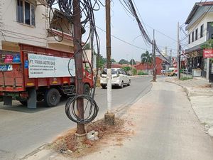 Warga Cinere Minta Tiang Tengah Jalan Dekat Pintu Tol Brigif Dipindah
