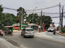 Bahaya! Tiang Membelah Jalan Juga Ada Dekat Pintu Tol Brigif di Depok