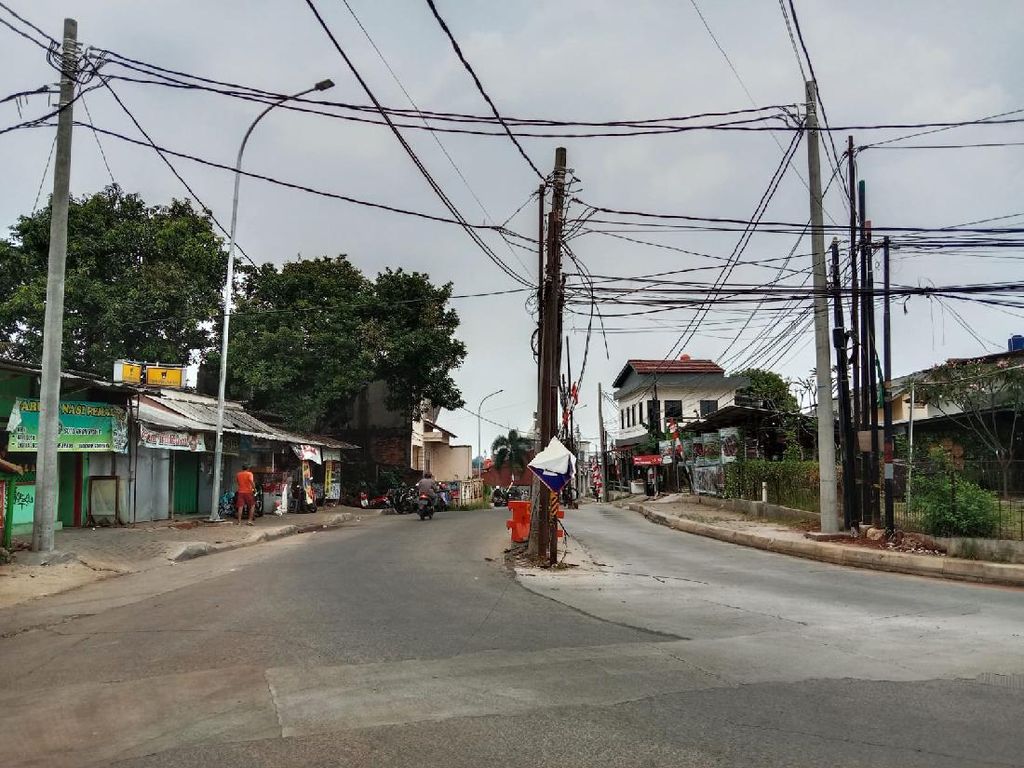 Menyusuri Jl Erha Dekat Tol Brigif Depok yang Penuh Tiang di Tengah Jalan