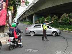 Mobil Bernopol Genap Coba Terobos Gage Jalan Gatsu, Diputar Balik Polisi