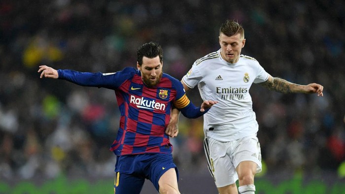 MADRID, SPAIN - MARCH 01: Lionel Messi of FC Barcelona battles for possession with Toni Kroos of Real Madrid during the Liga match between Real Madrid CF and FC Barcelona at Estadio Santiago Bernabeu on March 01, 2020 in Madrid, Spain. (Photo by David Ramos/Getty Images)