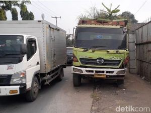 Viral! Truk Terbengkalai di Tangerang hingga Tumbuh Pohon Pisang