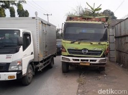 Viral! Truk Terbengkalai di Tangerang hingga Tumbuh Pohon Pisang