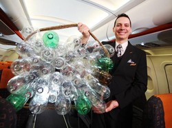 Intip Seragam Pilot dan Awak Kabin EasyJet Berbahan Botol Plastik