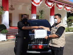Giliran Wagub Sumbar Serahkan Mobil Dinas Barunya ke Satgas COVID