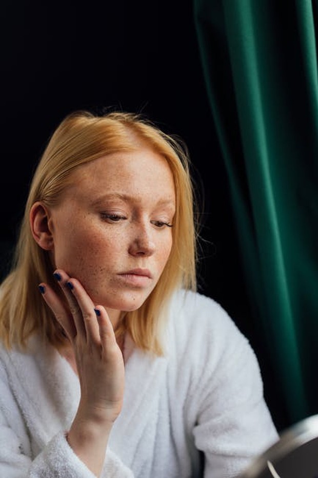 Wajah yang Banyak Jerawat/ Foto: pexels.com/KoolShooters Mengomentari jerawat yang banyak pada seseorang adalah hal yang tidak pantas dilakukan.