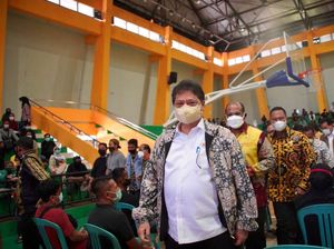 Cek Vaksinasi di Kalsel, Airlangga: Antusiasme Tinggi, Stok Perlu Dijaga
