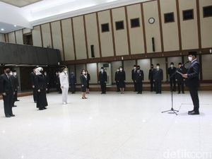 Anies Lantik 13 Pejabat DKI, Termasuk Kadis Dukcapil dan Kadis Perumahan
