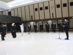 Anies Lantik 13 Pejabat DKI, Termasuk Kadis Dukcapil dan Kadis Perumahan