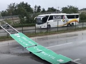 Badai Grace Hantam Meksiko: Ratusan Orang Dievakuasi, Rambu Lalin Roboh Badai Grace Hantam Meksiko: Ratusan Orang Dievakuasi, Rambu Lalin Roboh