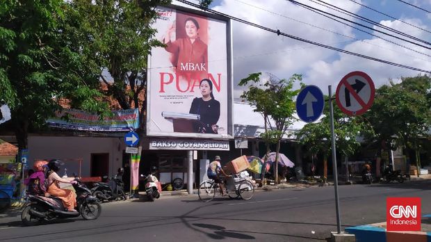 Salah satu beleho raksasa tokoh partai politik di Pamekasan mayoritas tidak mengantongi izin.