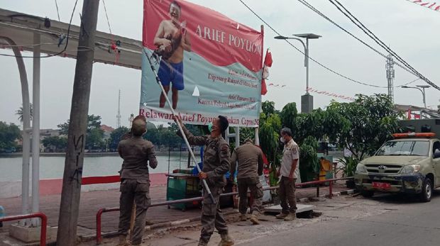 Baliho bergambar Arief Poyuono telanjang dada dan pegang ayam jago di Pancoran Mas, Depok diturunkan Satpol PP (Dok.Satpol PP Pancoran Mas Depok)