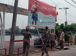 Teka-teki Pemasang Baliho Arief Poyuono Telanjang Dada di Depok