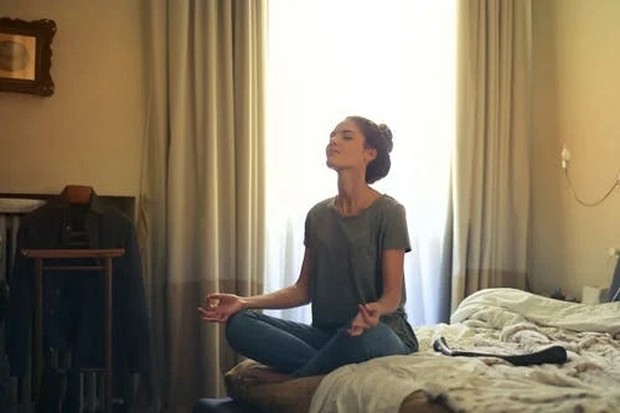 Berlatih meditasi dan relaksasi/ Foto: Pexel.com/Andrea Piacquadio Berlatih meditasi dan relaksasi/ Foto: Pexel.com/Andrea Piacquadio