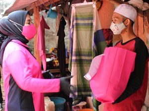 Bhayangkari Blusukan di Jakpus-Depok, Bagi Sembako Buat Nakes dan Warga