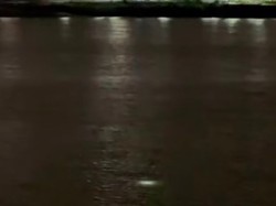 Viral Cahaya Misterius Muncul dari Dalam Air