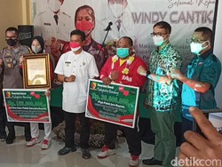 Bupati Bandung Beri Kadeudeuh Windy Cantika Peraih Medali Olimpiade