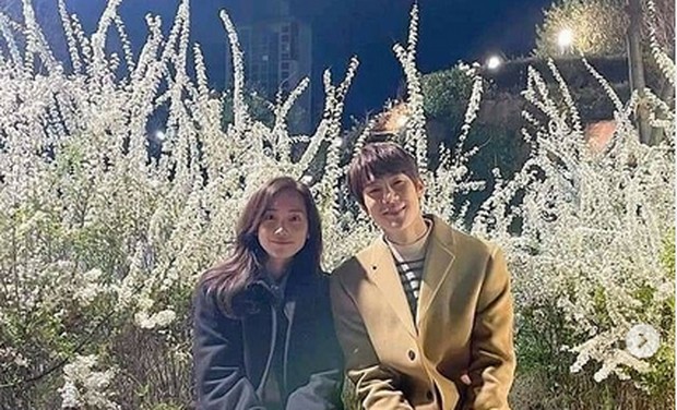 Winter garden couple bikin penonton was-was